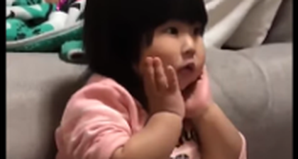 Video Lucu Balita Sembunyikan Keripik Di Bawah Selimut