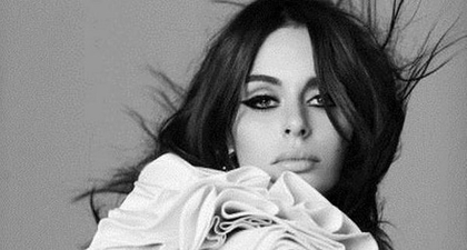 Nicole Trunfio Berpose Sambil Menyusui Si Kecil
