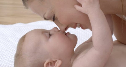 Bayi Takut Berpisah Dari Ibunya 