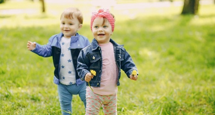 5 Cara Efektif Atasi Kakak & Adik yang Suka Bertengkar