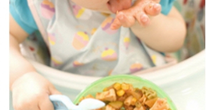 Biarkan Si Kecil Mengacak Makanan, Ini Efek Positifnya!