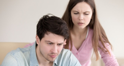 5 Cara Menghadapi Suami yang Sibuk dengan Dunianya Sendiri