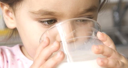 Ajarkan Anak Minum di Gelas