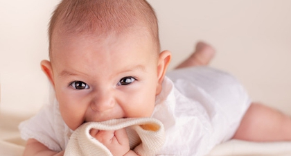 Cara Mudah Membersihkan Lidah Bayi dan Manfaatnya