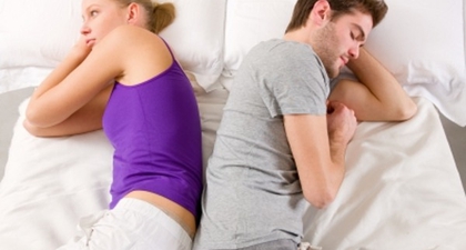 Posisi Tidur Gambarkan Hubungan Anda dan Suami