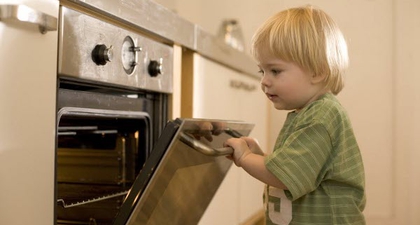 Balita Mulai Bereksplorasi dengan Tangannya 