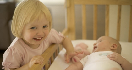 Tips Mengatasi Rasa Cemburu Kakak pada Adik Baru Lahir 