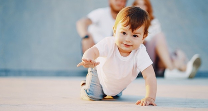 Bayi Anda Sudah Bisa Merangkak? Ini Manfaatnya Moms!