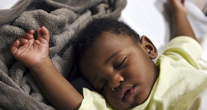 Bayi ini Memiliki 5 Jempol, Apa Penyebabnya?