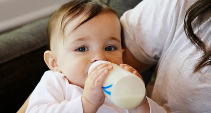 5 Trik agar Bayi Mau Minum dari Botol