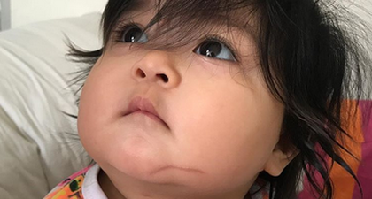 Bayi Penyanyi Ini Kejatuhan Lampu Panas di Mall!