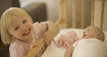 8 Cara Membuat Si Kakak Tidak Merasa Tersisih dengan Adik Baru