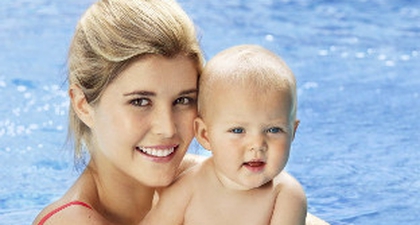 Persiapan Mengajak Bayi ke Kolam Renang Umum