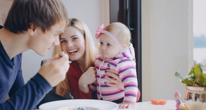 Jangan Langsung Beri Makanan saat Bayi Rewel, Karena…