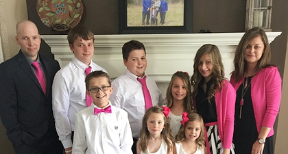 Kisah Haru Ibu Adopsi 6 Anak Sahabatnya yang Meninggal