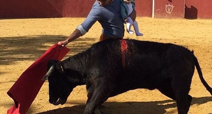 Matador Melawan Banteng Sambil Menggendong Anak