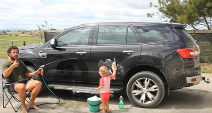 Video Viral Ayah dan Balita Cuci Mobil