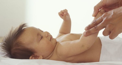 Jika Bayi Gemar Menatap Tangannya Sendiri