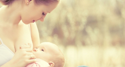 6 Tips Nyaman dan Lancar Menyusui Bayi saat Mudik