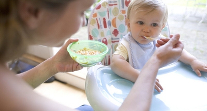 4 Tips Jitu Untuk Si Kecil yang Suka Mengemut Makanan