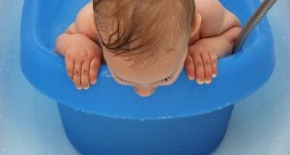 Jangan Memandikan Bayi Terlalu Lama, Ini Dampaknya!