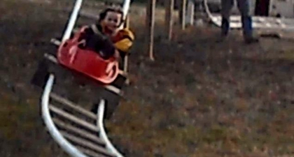 Roller Coaster di Halaman Belakang Rumah