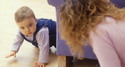 4 Cara Merangsang Bayi Merangkak