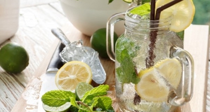 Minum Air Hangat Dengan Perasan Lemon, Yuk!