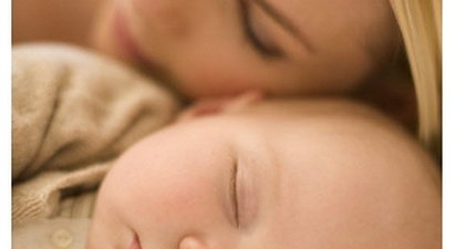 Bayi Baru Lahir Disarankan Tidur dengan Ibunya