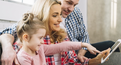 5 Tips Mengenalkan Gadget pada Anak Balita
