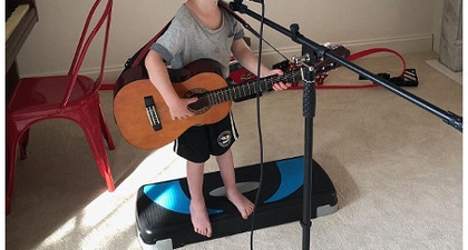 Anak 3 Tahun Ini Mirip Banget Sama Ed Sheeran!