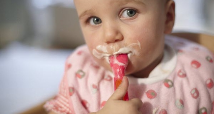 Si Kecil Suka Mengemut Makanan