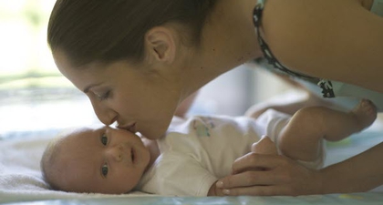 Bayi Butuh Dicium (1)