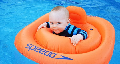 Kapan Bayi Boleh ke Kolam Renang Umum?