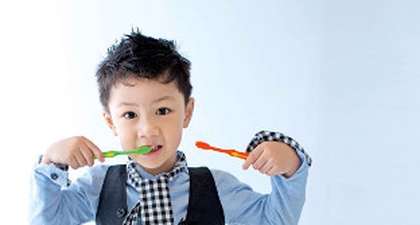 7 Langkah Menyikat Gigi Si Kecil