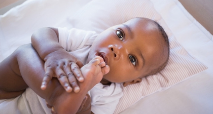 Bahayakah Jika Bayi Memasukkan Kaki ke Mulut?