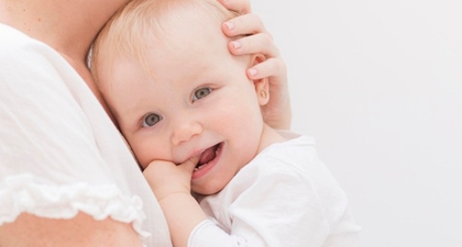 Moms, Ini Alasan dari Kebiasaan Aneh yang Dilakukan Bayi