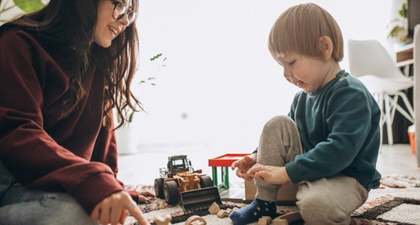 Tips Melatih Anak Berpikir Kritis yang Perlu Moms Ketahui