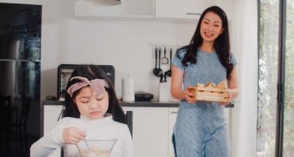 Cara Mengatasi Kebiasaan Anak yang Suka Mengemut Makanan