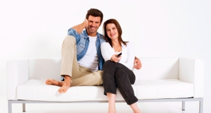 Menonton TV Bersama Pasangan Bikin Hubungan Mesra 