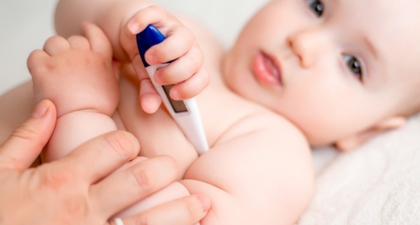 Moms Perlu Tahu, Kapan Demam Bisa Berbahaya untuk Bayi?