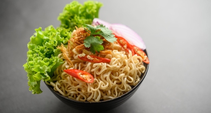 Moms, Ketahui 6 Bahaya Makan Mi Instan Setiap Hari