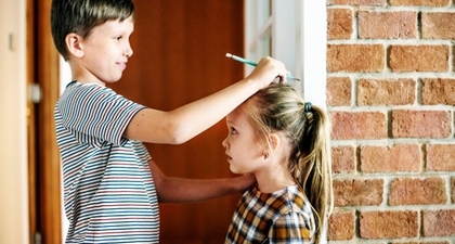 Jika Adik Suka Mengikuti Kakak, Harus Bagaimana?