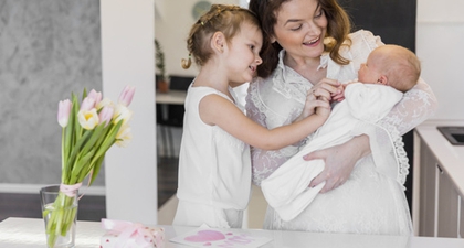 10 Tips Mengatasi Masalah Kakak Cemburu pada Adik