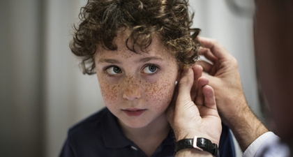 Cara Tepat Menyikapi Anak Alami Gangguan Pendengaran