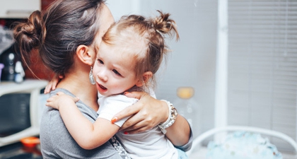 Saat Anak Tidak Mau Lepas dari Ibunya, Mesti Bagaimana?