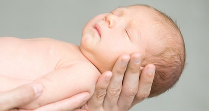 Ini Alasan Bayi Baru Lahir Jangan Langsung Dimandikan