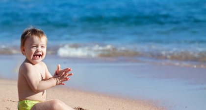Tips Membawa Bayi Berlibur ke Tempat Panas
