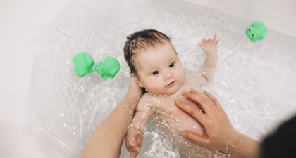 Manfaat dan Fakta Memandikan Bayi yang Perlu Moms Tahu