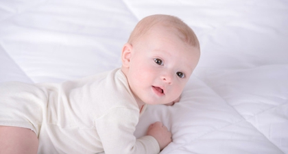 Rambut Bayi Tiba-tiba Rontok dan Menipis, Ini Penyebabnya